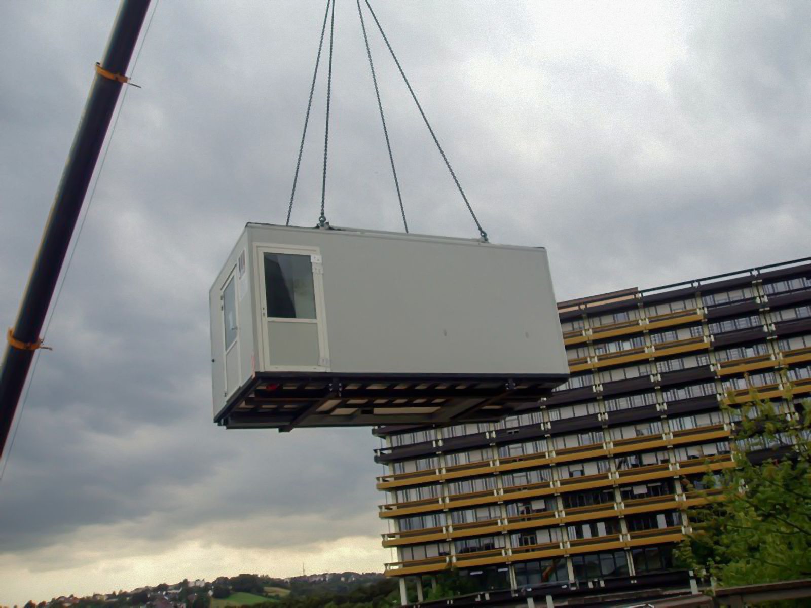 Transport von großen Küchencontainern auf ein Dach