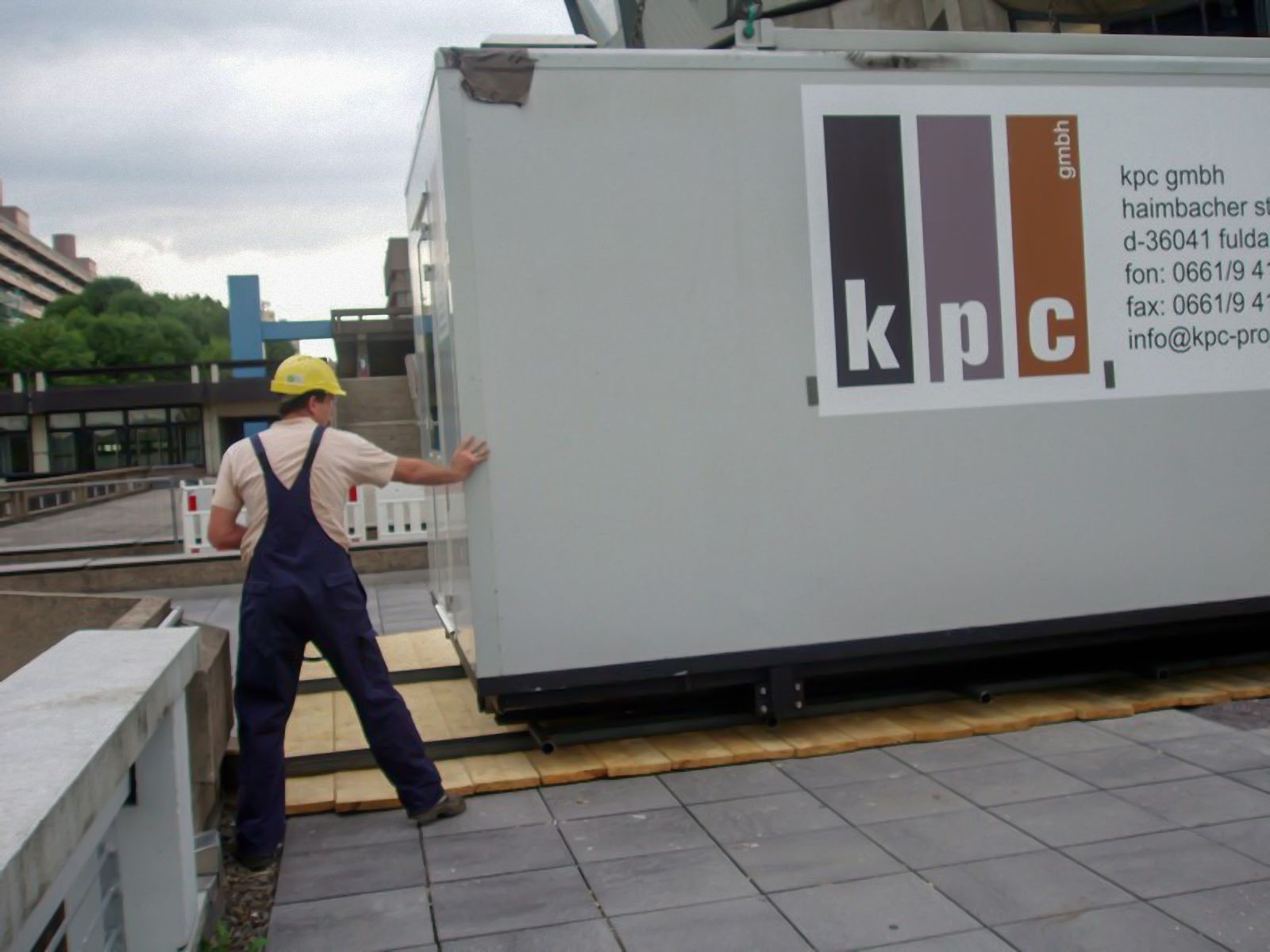 Transport von großen Küchencontainern auf ein Dach