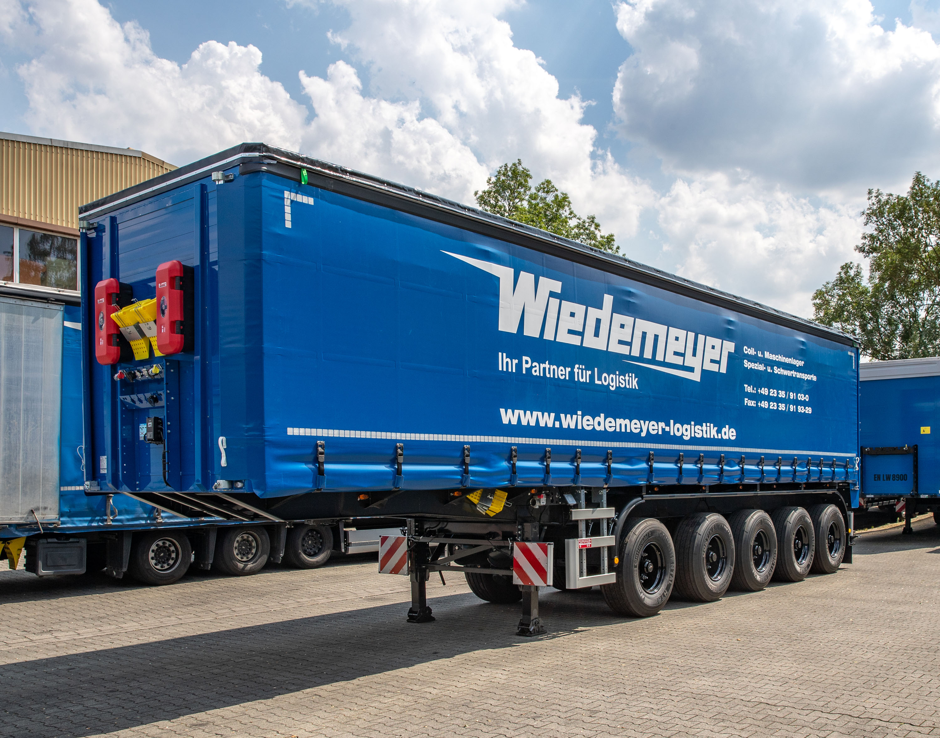 Moderner Planen-Sattelanhänger von Wiedemeyer Logistik