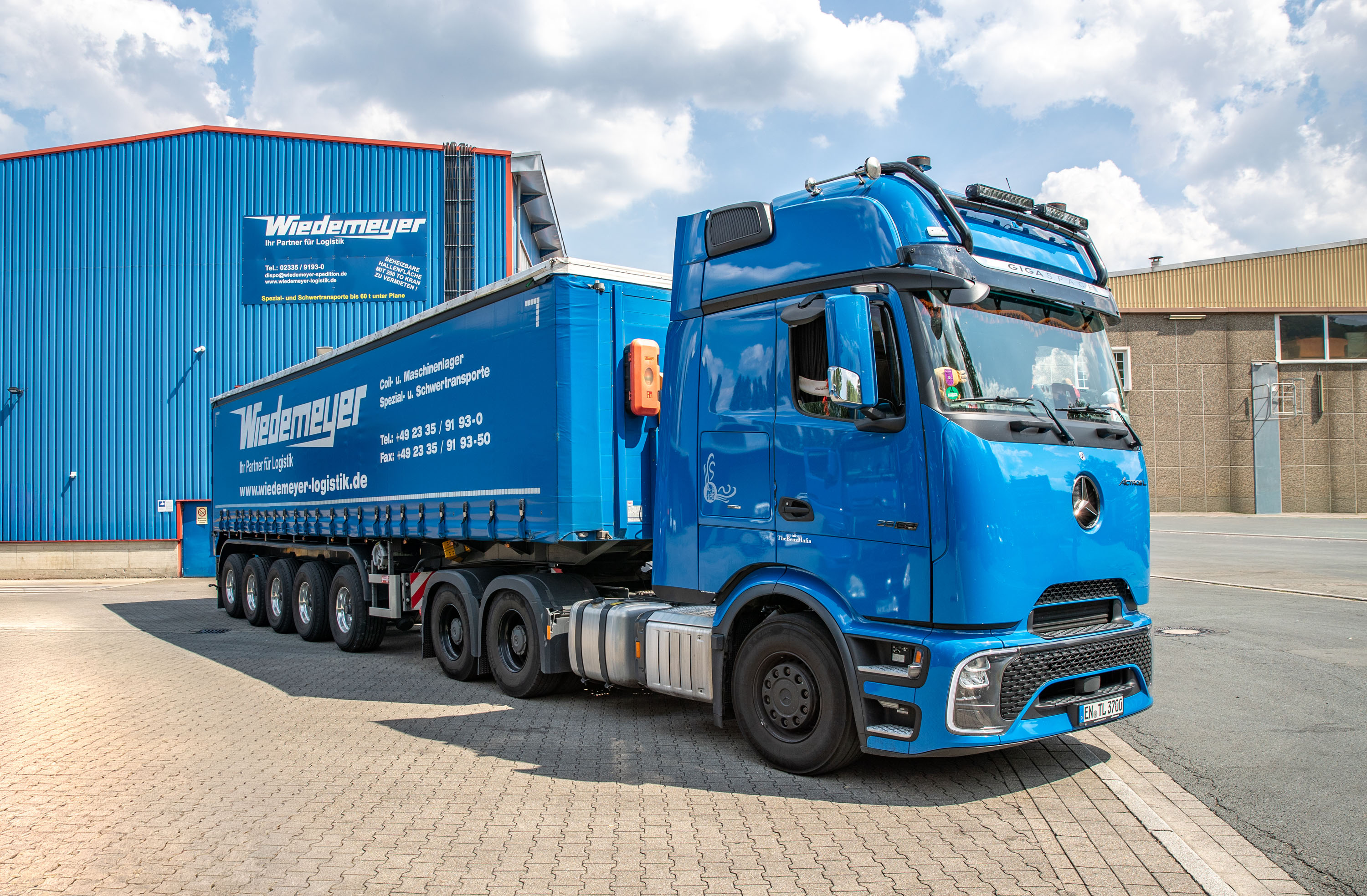 Mercedes-Benz Actros L mit modernem Planen-Sattelanhänger